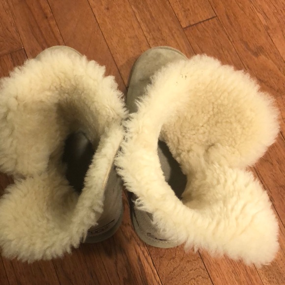 LIGHT SINGLE BUTTON UGGS - Picture 2 of 4